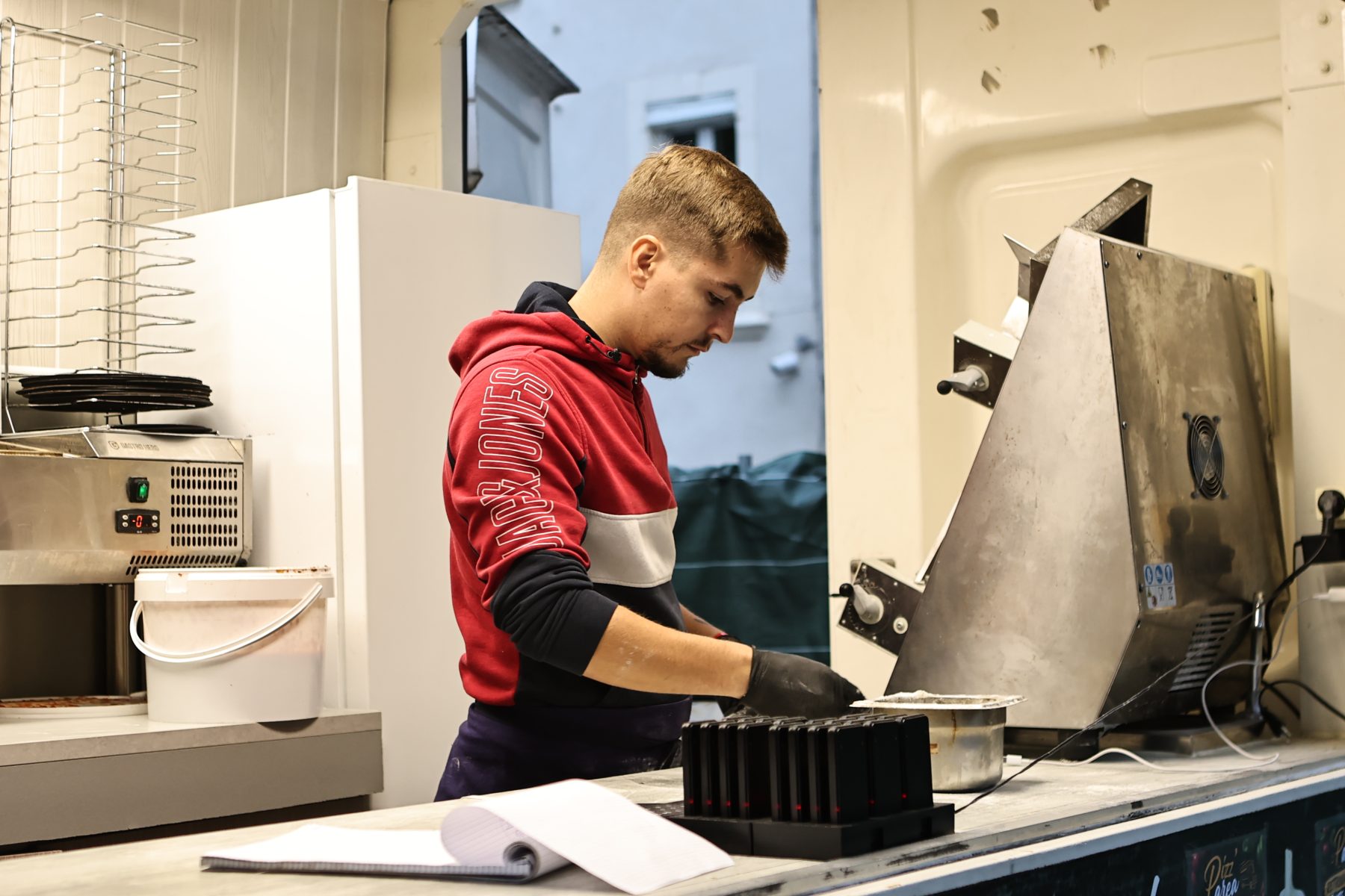 Bagnols-sur-Cèze : Pizz’Area s’engage pour Octobre Rose en soutenant la Ligue contre le cancer