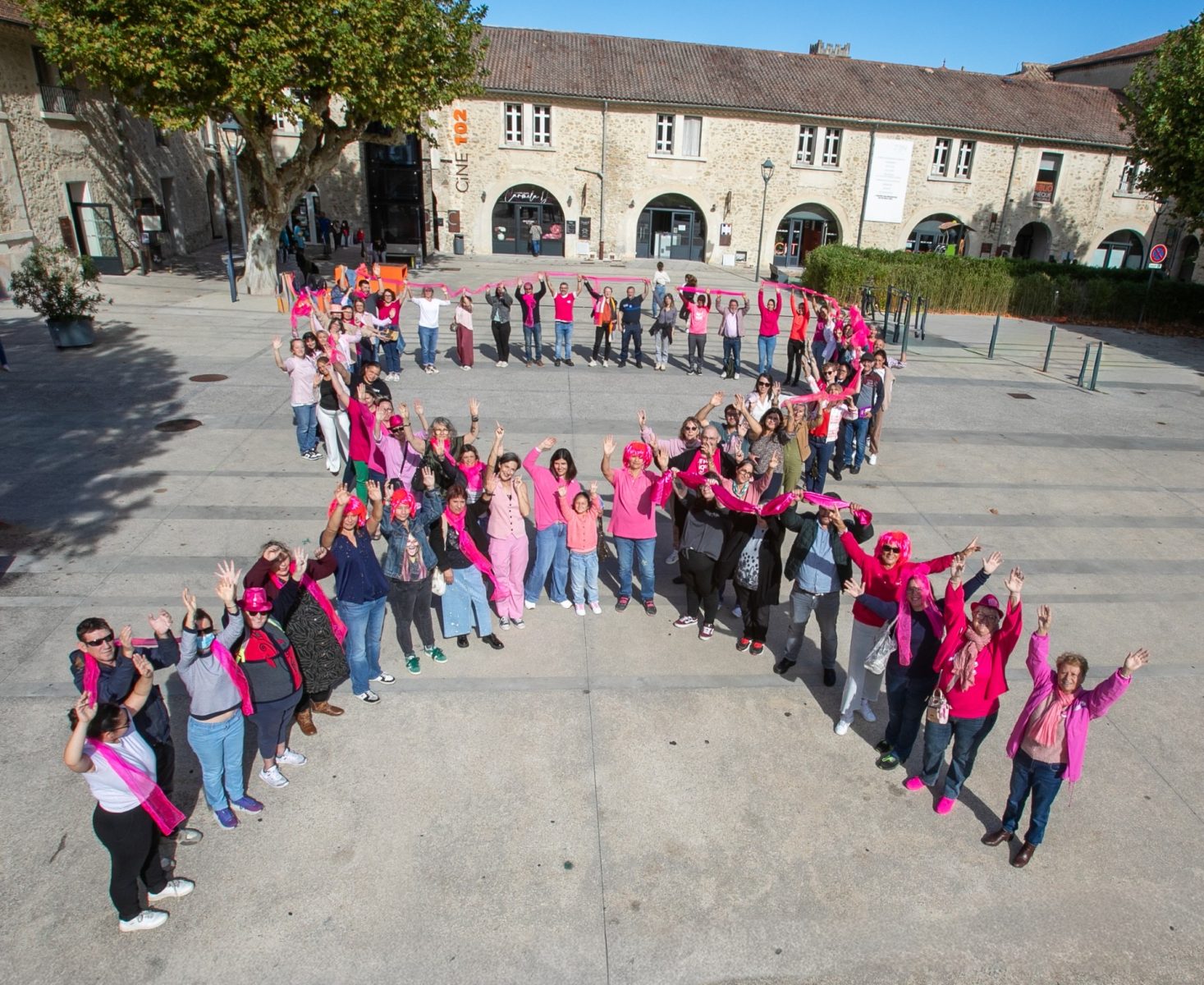 Pont-Saint-Esprit : un ruban rose géant pour sensibiliser au dépistage du cancer du sein