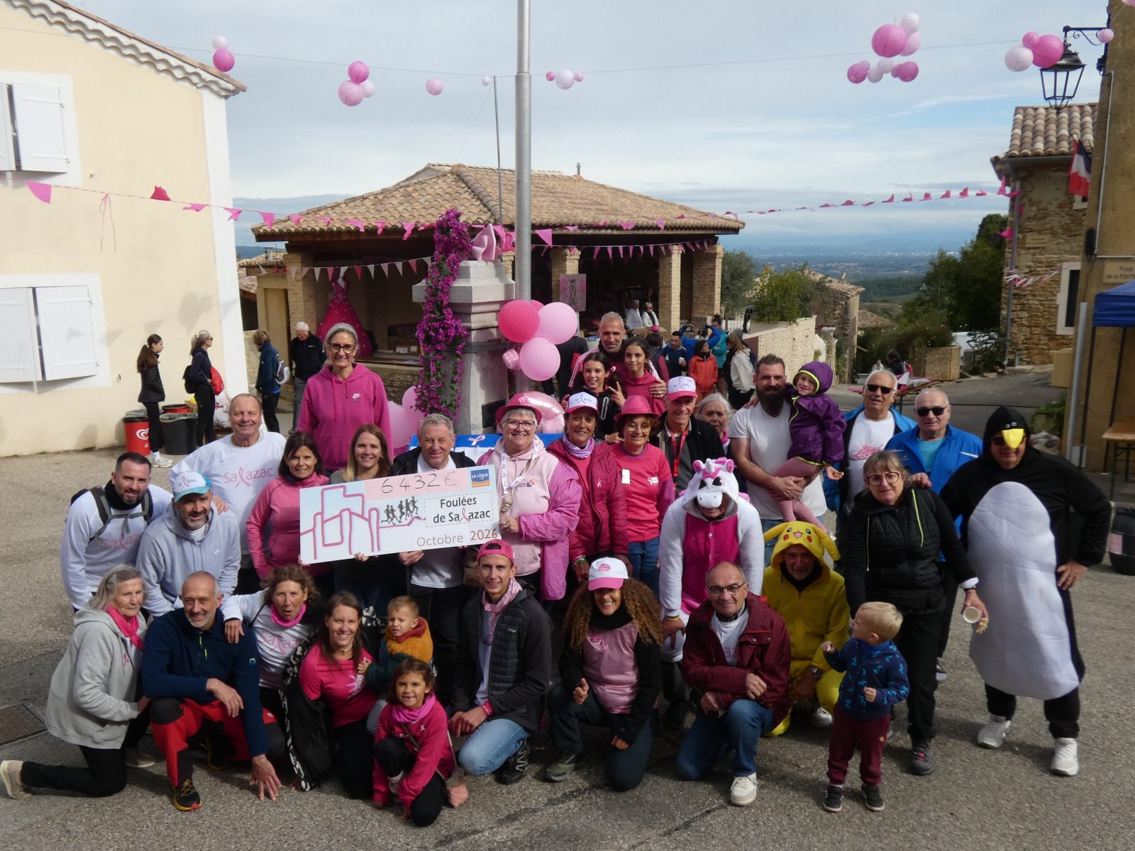 Salazac : Le village qui s&rsquo;est paré de rose le temps d&rsquo;un dimanche applique l&rsquo;adage « Face au cancer on est plus fort ensemble »